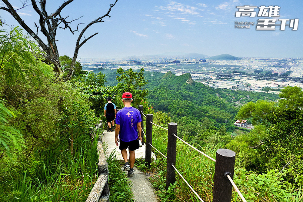 大社觀音山主峰步道俯瞰高雄城市景色，一路上風景相隨。(攝影/Carter)