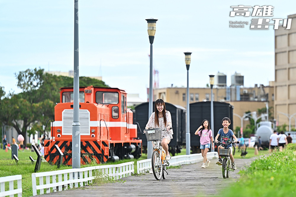 踩上踏板，沿著自行車道自在馳騁，一路迎著海風，港灣美景就像流動的明信片，令人流連。(攝影/Carter)
