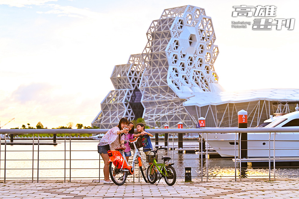 自行車道沿途港景如畫，尤以高雄流行音樂中心格外吸睛。(攝影/Carter)
