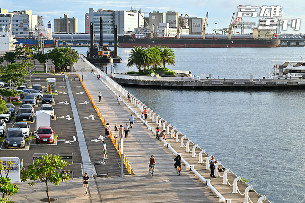 騎著自行車探訪哈瑪星鐵道園區、棧貳庫、駁二藝術特區、真愛碼頭，高雄最具代表性的城市風景盡收眼底。(攝影/Carter)