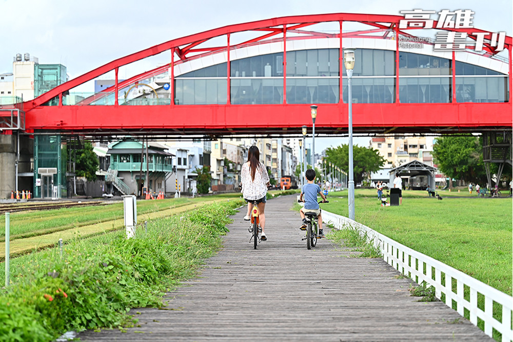 騎著自行車探訪哈瑪星鐵道園區、棧貳庫、駁二藝術特區、真愛碼頭，高雄最具代表性的城市風景盡收眼底。(攝影/Carter)