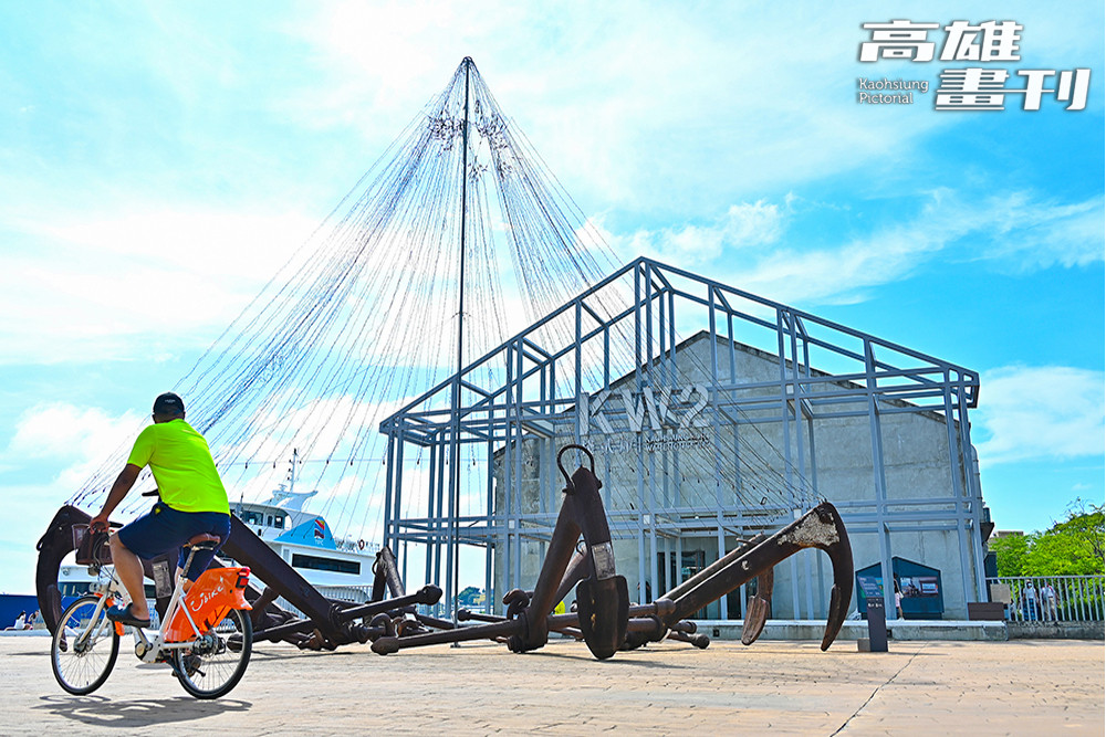 騎著自行車探訪哈瑪星鐵道園區、棧貳庫、駁二藝術特區、真愛碼頭，高雄最具代表性的城市風景盡收眼底。(攝影/Carter)