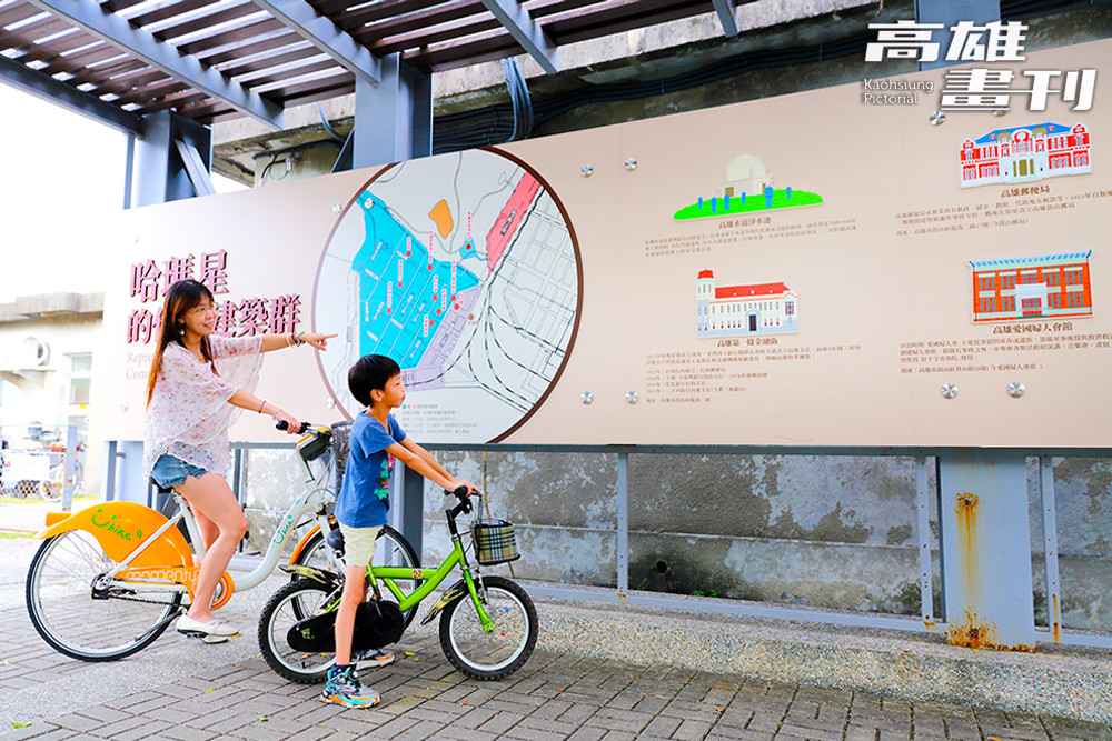 騎累了就停下來歇歇腳，在導覽地圖前了解昔日港都的歷史建築風華，感受哈瑪星獨有的懷舊魅力與城市故事。(攝影/Carter)