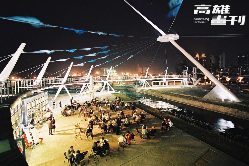 新光碼頭的夜晚，景致迷人。不論是傍晚靜看港灣夕陽徐徐沉入海面，還是夜晚漫步吹拂海風，都讓人感受到城市與海洋的柔軟時光。照片攝於2004年10 月7日。(攝影/鮑忠暉)