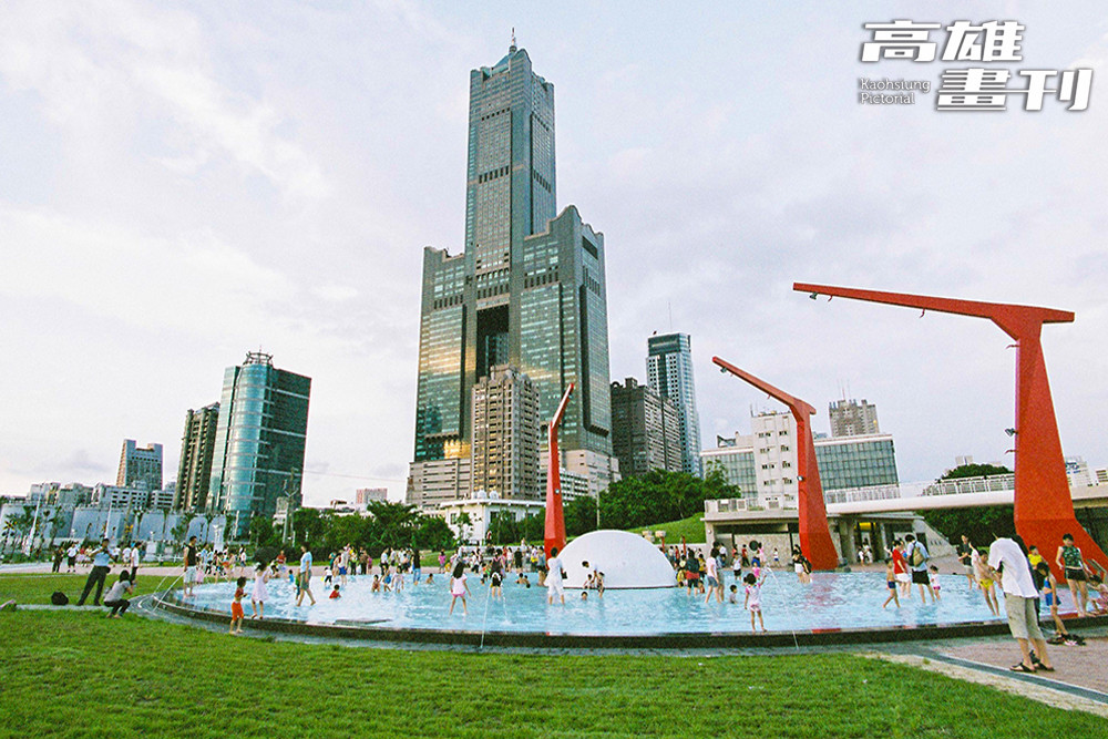 從2006年的新光親水公園到2025年的星光水岸公園，港灣景觀與親水設施隨著時間演進，留下了不同年代孩子嬉笑聲與水花聲的回憶。(上圖攝於2006年 ，攝影/鮑忠暉；下圖攝於2025年影/黃敬文)