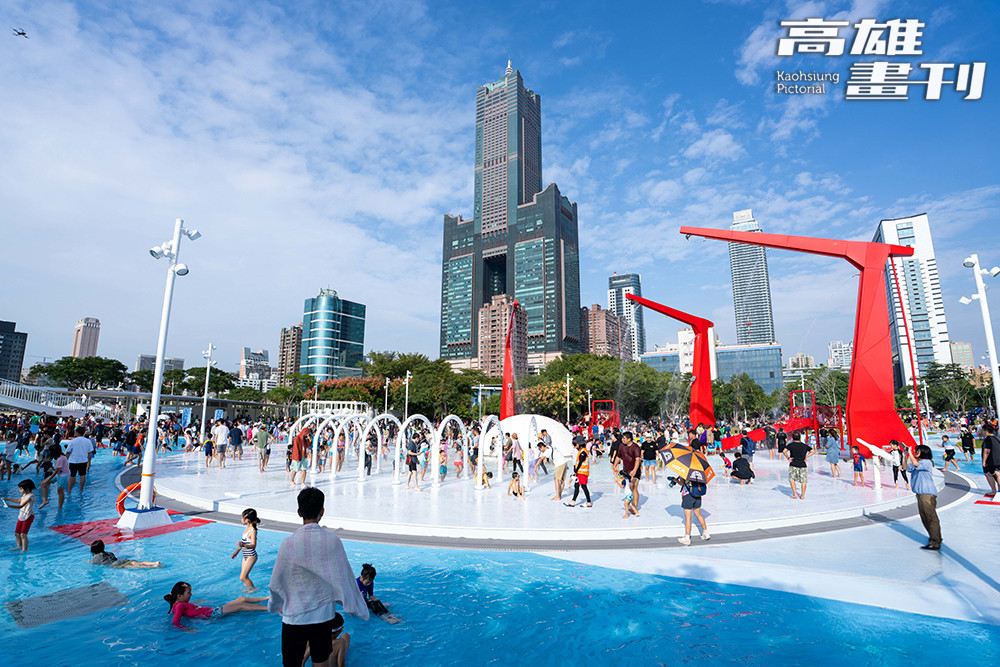 從2006年的新光親水公園到2025年的星光水岸公園，港灣景觀與親水設施隨著時間演進，留下了不同年代孩子嬉笑聲與水花聲的回憶。(上圖攝於2006年 ，攝影/鮑忠暉；下圖攝於2025年影/黃敬文)