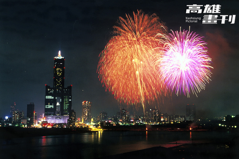 2000年國慶焰火在高雄，施放地點選在當時的中油成功廠區。照片攝於1999年10月10日。(攝影/鮑忠暉)