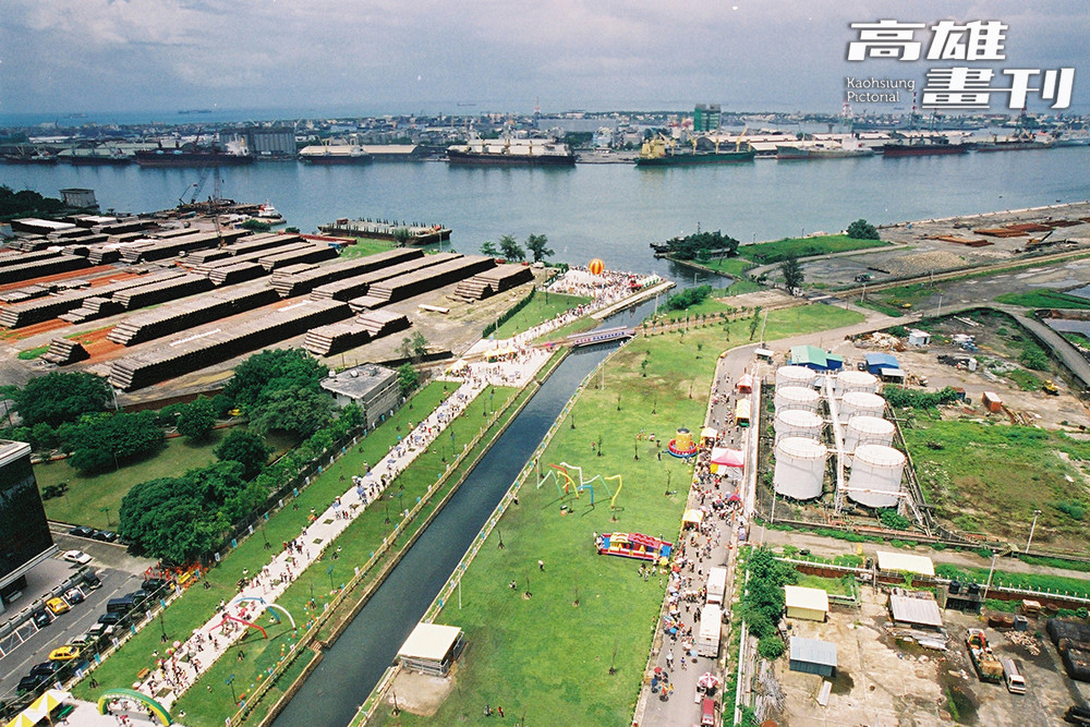 親水公園揭幕儀式是「1999高雄海洋嘉年華」系列活動之一，吸引民眾共襄盛舉。照片攝於1999年7月18日。(攝影/鮑忠暉)