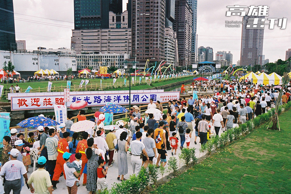 親水公園揭幕儀式是「1999高雄海洋嘉年華」系列活動之一，吸引民眾共襄盛舉。照片攝於1999年7月18日。(攝影/鮑忠暉)
