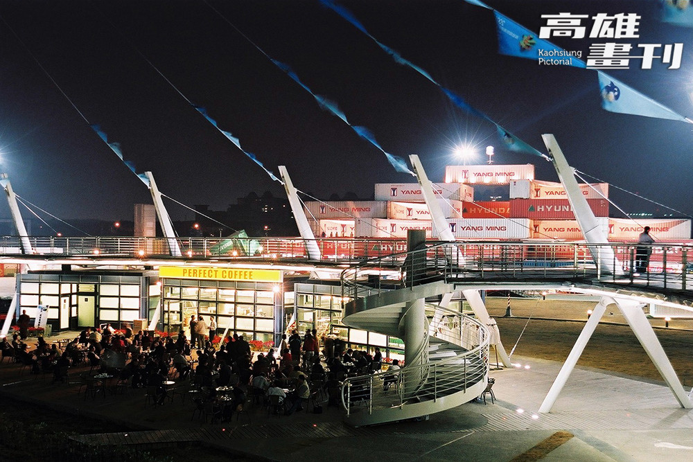 新光碼頭的夜晚，景致迷人。不論是傍晚靜看港灣夕陽徐徐沉入海面，還是夜晚漫步吹拂海風，都讓人感受到城市與海洋的柔軟時光。照片攝於2004年10 月7日。(攝影/鮑忠暉)