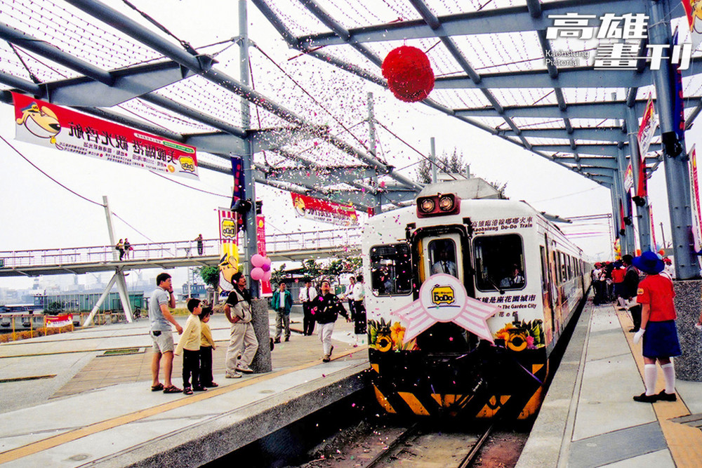 承載觀光使命的臨港線嘟嘟火車，於2003年啟航，2006年停駛。照片攝於2003年3月2日。(攝影/鮑忠暉)