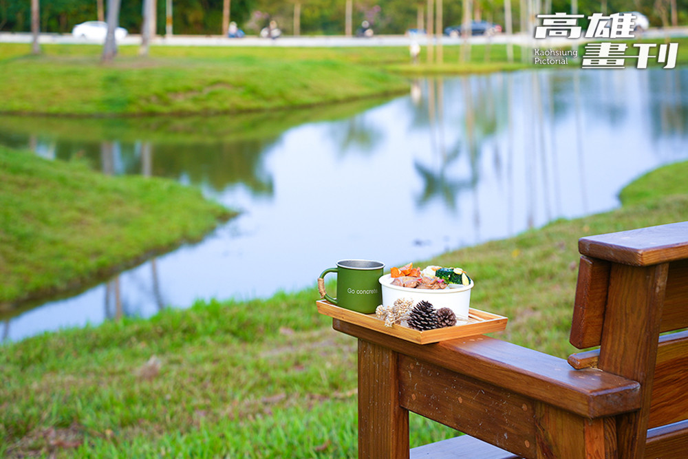坐在景緻宜人的高雄果嶺自然公園裡，享受陽光灑落、枝葉扶疏，時間彷彿慢了下來。(攝影/Cindy Lee)