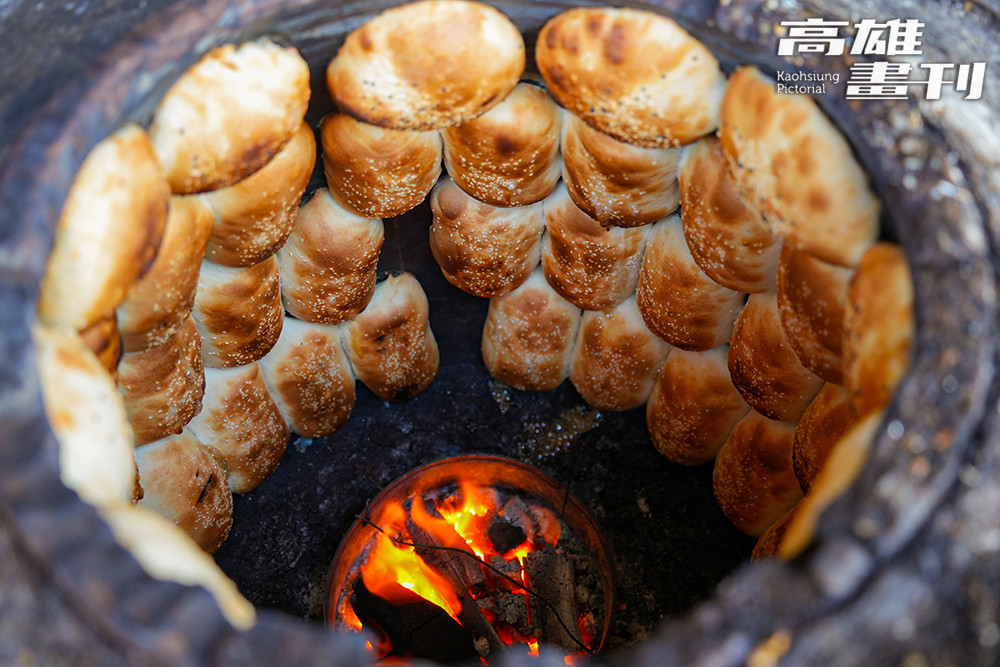 烤爐裡即將出爐的燒餅金黃誘人。(攝影/Cindy Lee)