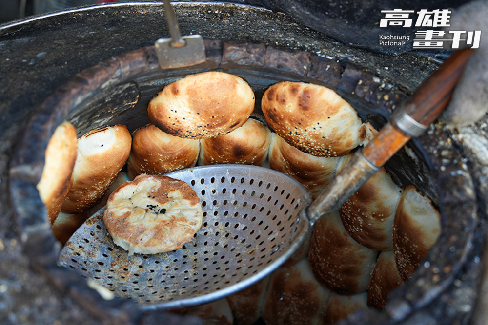 即使費時費工，仍堅持以手工製作，傳承三代的炭火香遠近馳名。(攝影/Cindy Lee)