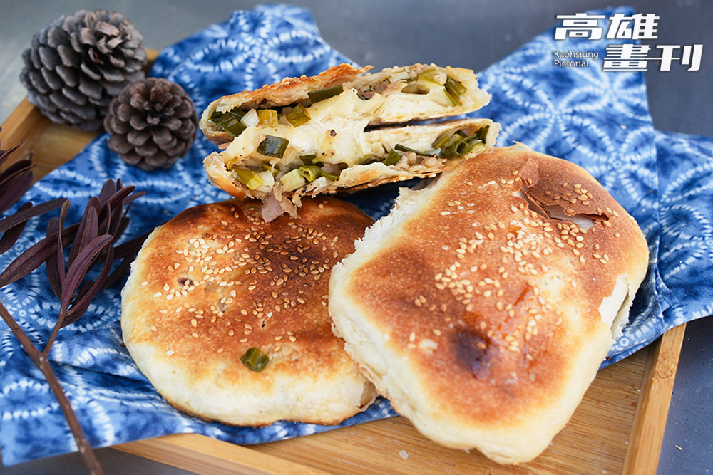 「張家古早味燒餅」以新鮮酵母發酵麵糰，炭火窯烤後吃得到麵粉的自然甜香。(攝影/Cindy Lee)