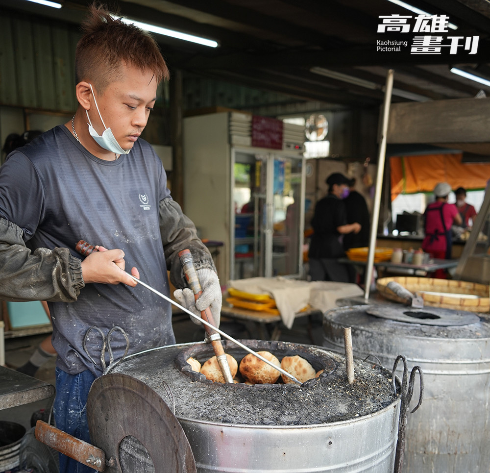 窯烤爐包含內層甕體、中層水泥和外層不鏽鋼桶，全都是自家手工打造。(攝影/Cindy Lee)