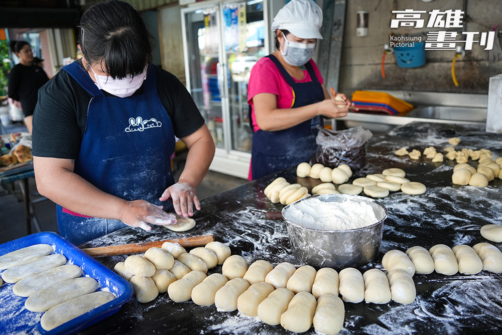 即使費時費工，仍堅持以手工製作，傳承阿公留下的炭火香。(攝影/Cindy Lee)