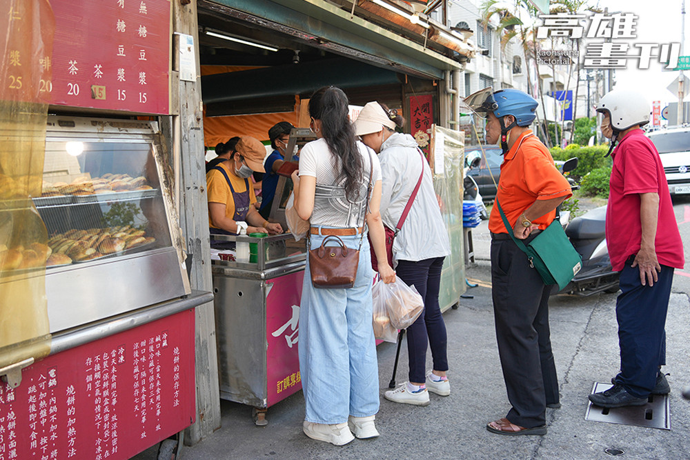 「張家古早味燒餅」已傳承至第三代，每天早晨和傍晚下班時段，總吸引許多人排隊選購。(攝影/Cindy Lee)