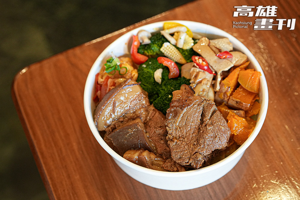 焢肉飯味道溫潤入味，肥瘦均衡，滷到筷子輕輕夾起就能切分肉塊。(攝影/Cindy Lee)