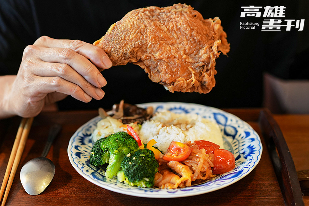 裹上薄皮酥炸的雞腿份量十足，搭配番茄炒蛋、炒時蔬、炒香菇等吃不膩的家常配菜。(攝影/Cindy Lee)