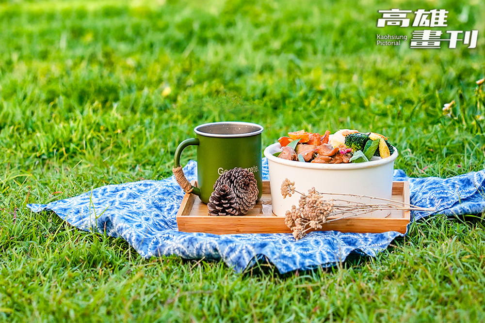 在高雄果嶺自然公園的草地上，打開「休憇時間」的醬汁雞便當，享受美味悠閒的時光。(攝影/Cindy Lee)註：讓我們一起愛惜生態環境，如有垃圾敬請打包帶走。