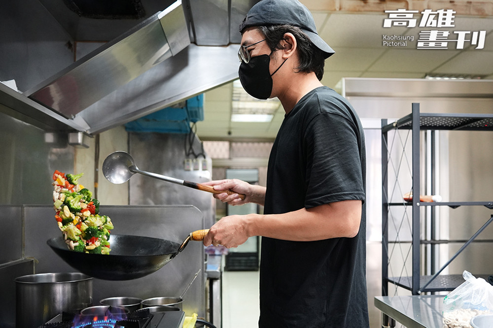 「休憇時間」的老闆小雞以家用瓦斯爐炒出熟悉的溫暖味道。(攝影/Cindy Lee)