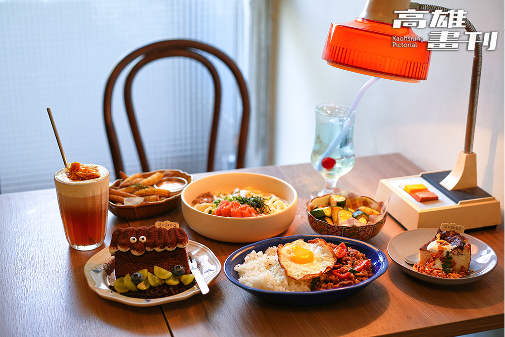 復古暖橘色桌燈象徵落日餘暉，映照一桌暖心料理。(攝影/Cindy Lee)