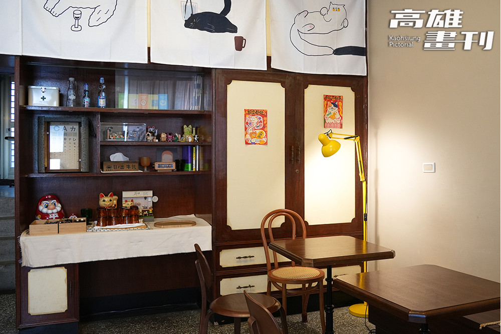 保留老屋原本的壁櫥，點綴小于搜集的復古小物，用餐空間簡單溫馨。(攝影/Cindy Lee)