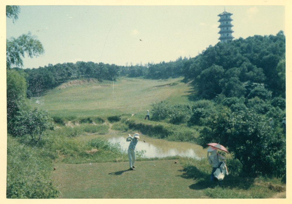 鄰近澄清湖的高雄高爾夫球場地形變化豐富，可遠眺中興塔，風景如畫。(圖片提供/高雄市立歷史博物館)
