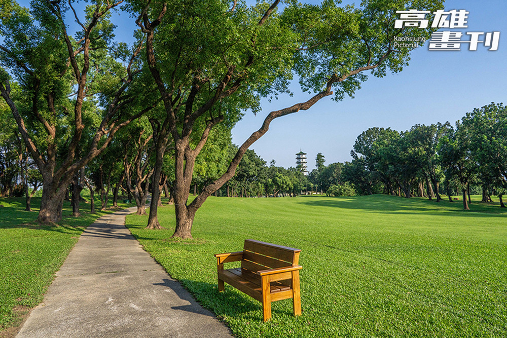 高雄果嶺自然公園內，沿著步道設有木椅，來此健行休憩之餘，也能倚坐其上，享受難得的都市綠意。(攝影/黃敬文)