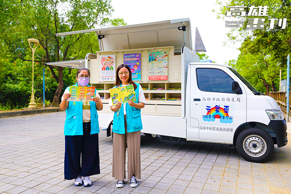 元氣車上陳列各式衛教文宣，居民可自由索取，將心理健康知識帶回家。(攝影/Carter)
