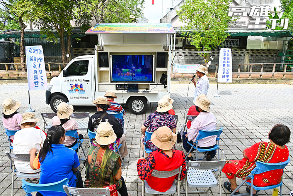 元氣車搖身變成行動卡拉OK，讓居民歡唱互動。(攝影/Carter)