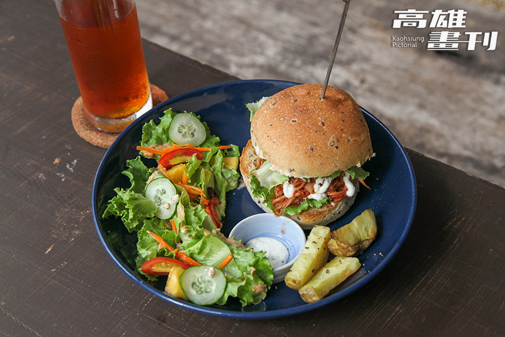 「招牌紅醬手撕菇堡」味覺與口感兼備，層次豐富。(攝影/李瑰嫻)