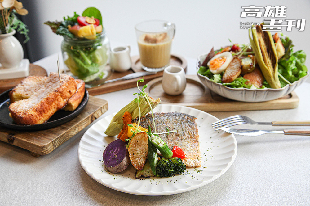 「早午餐拼盤」包含法式烤糖吐司、自製優格杯、濃湯沙拉和豐盛的肉類主食。(攝影/李瑰嫻)