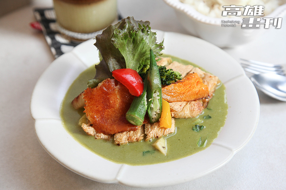 主廚手作私房料理「菠菜奶油菌菇時蔬烤豆皮」，菠菜醬汁以馬鈴薯泥取代白醬，清爽甘甜。(攝影/李瑰嫻)