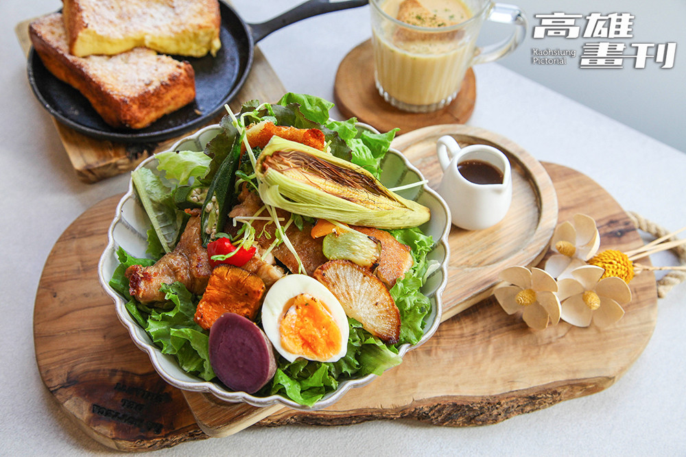 「爐烤雞腿排溫沙拉」盛滿五顏六色的小農直送鮮蔬，十分賞心悅目。(攝影/李瑰嫻) 