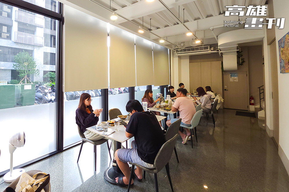 漾漾食光Y2 cafe空間寬敞明亮，牆面周圍陳列著店家與藝術家合作的微型展覽。(攝影/李瑰嫻)