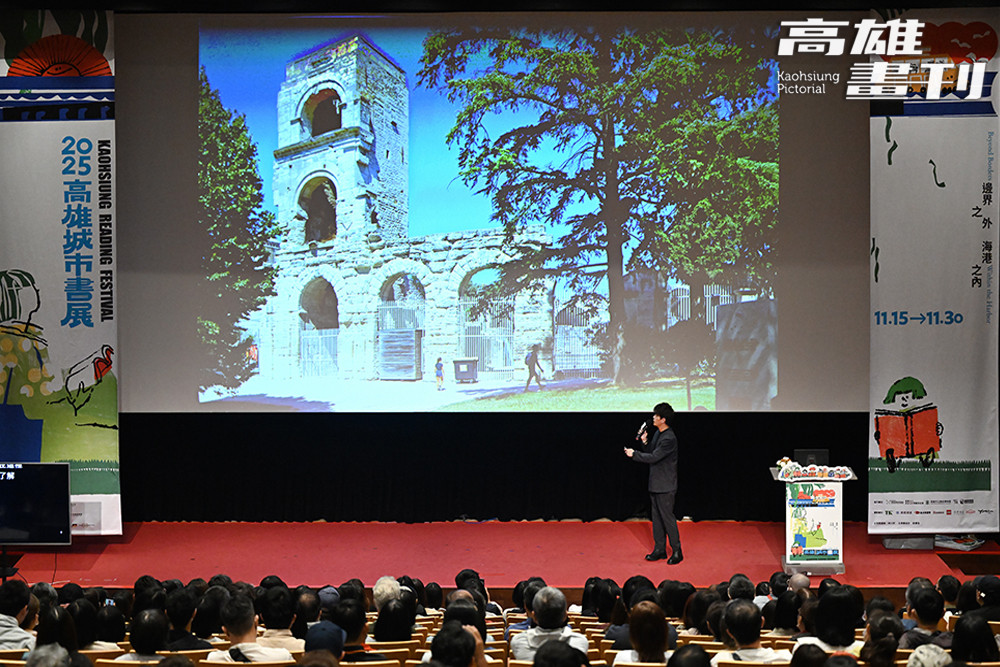 謝哲青回到高雄擔任2025高雄城市書展講師，與讀者分享《在黑暗中相遇》裡的生命故事。(攝影/Carter)