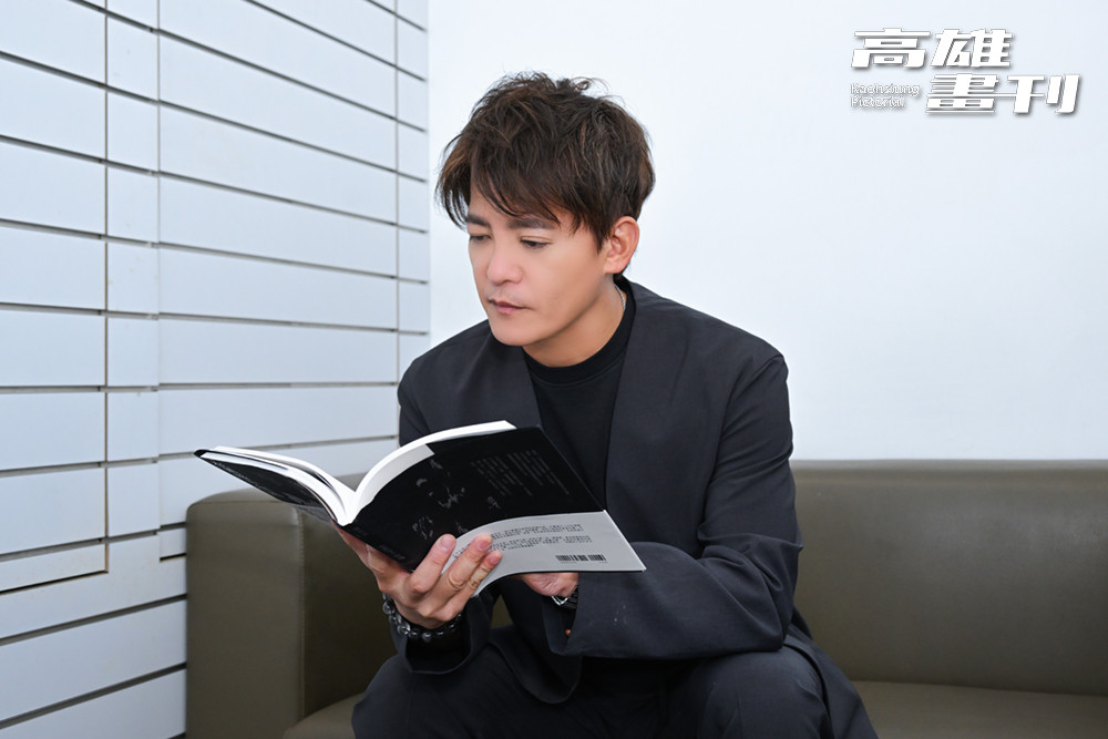 謝哲青認為寫作從來都不是件容易的事：「一如愛情，或是理想，文學本身也沒有標準答案。」《在黑暗中相遇》(攝影/Carter)