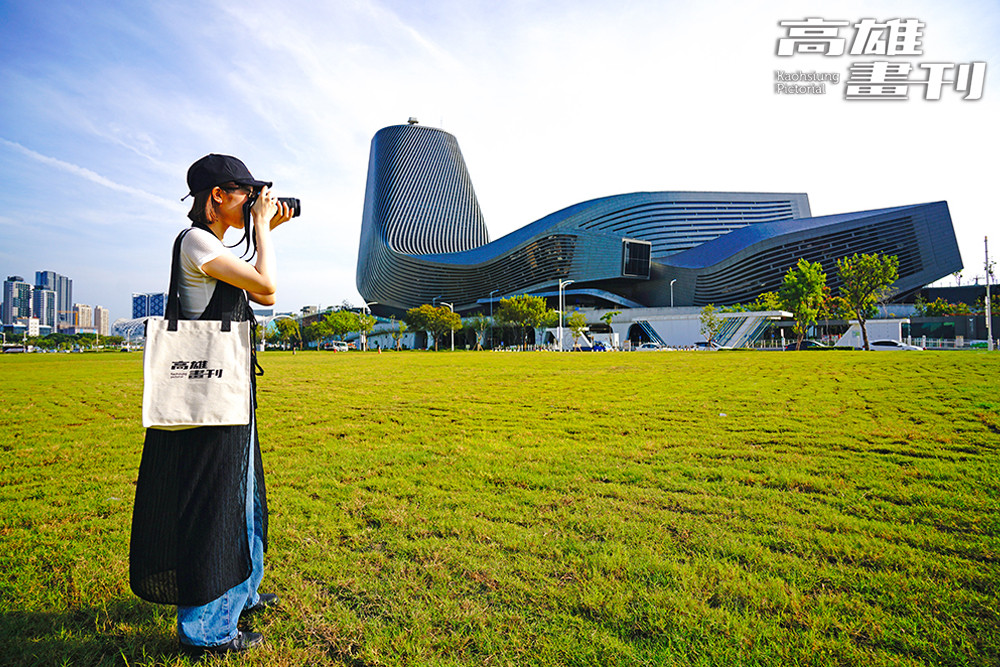 拍下如巨型鯨魚的高雄港旅運中心，成為畫紙上的壯闊景象。(上：攝影/曾信耀；下：插畫、圖片提供/歐佩玲)