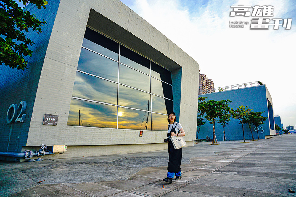 小鯨魚群聚的堤岸，夕陽落在水面上，是歐佩玲最愜意的散步時刻。(上：攝影/曾信耀；下：插畫、圖片提供/歐佩玲)