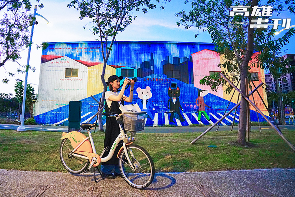 高雄綠園道兩側皆有彩繪作品，歐佩玲喜歡在傍晚的時候，來到這兒騎腳踏車或散步，感受晚風吹拂。(上：攝影/曾信耀；下：插畫、圖片提供/歐佩玲)