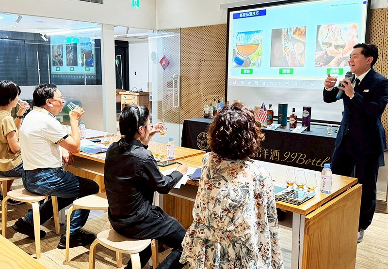 「趣自造Chill Maker」以輕鬆氣氛教學，首場威士卡品酒課結合釀造知識與趣味盲測。(圖片提供/國立科學工藝博物館)