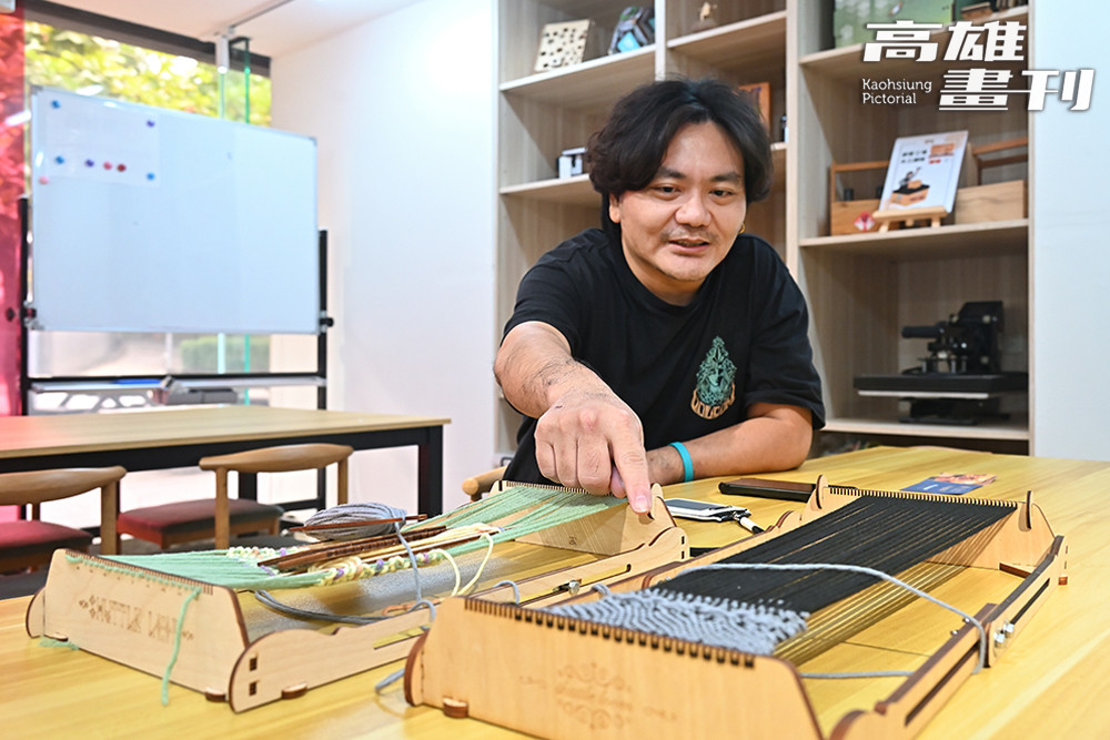 林建良介紹自行設計開發的「綜片式梭織機」，熱衷推廣 Maker 教育，也致力讓創客精神走入日常生活。(攝影/Carter)