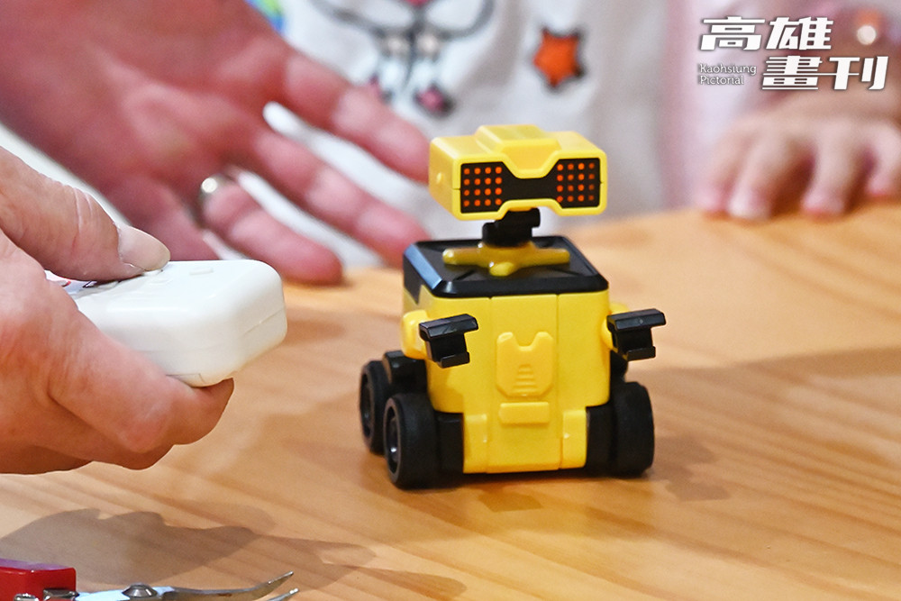 太空機器人課程深受親子喜愛，孩子動手學習、家長陪伴共創，體驗趣味與科學知識的結合。(攝影/Carter)