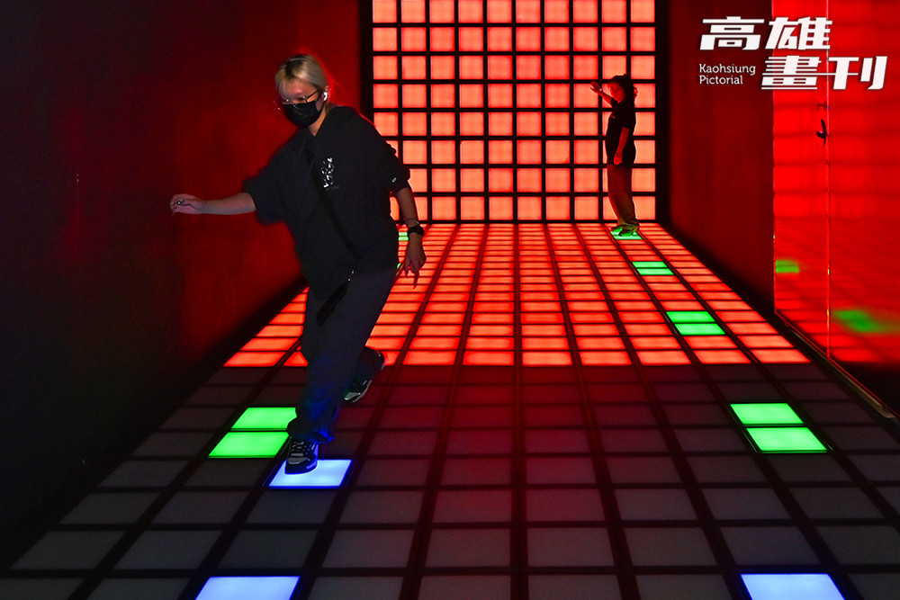 狹長型遊戲空間加上兩面牆面，玩家需要不斷地折返跑，同時必須留意牆面的變化，45分鐘玩下來讓人直呼「太累了」！(攝影/Carter)