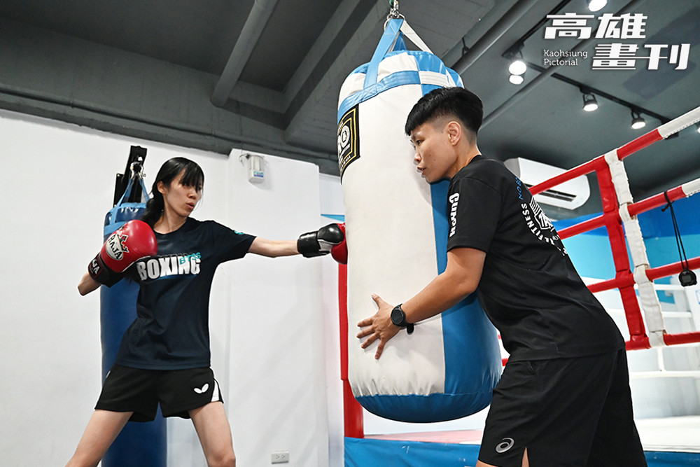 阿飛教練表示，拳擊不需要被年齡與性別限制，不同族群各有適合的課程規劃，講究協調性的拳擊也很適合銀髮族。(攝影/Carter)