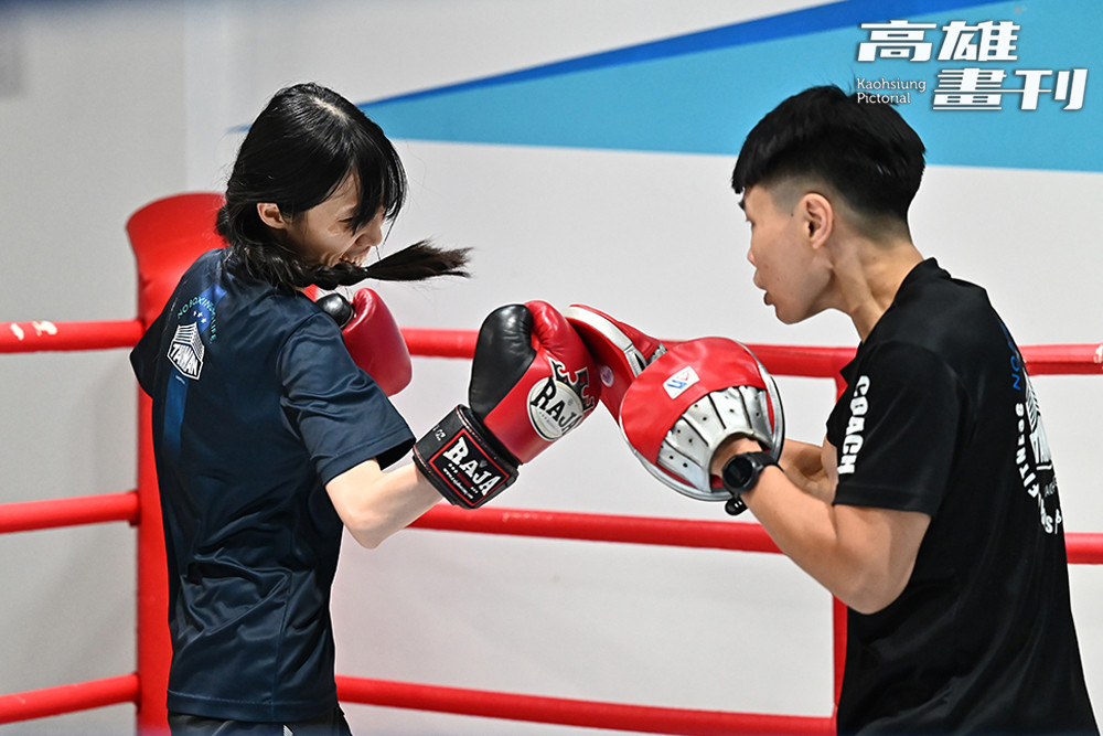 阿飛教練觀察，疫情後為了健康來打拳的人很多，對比單人操作健身器材，拳擊是互動式運動型態，有伴一起運動，也會提升運動的動力。(攝影/Carter)