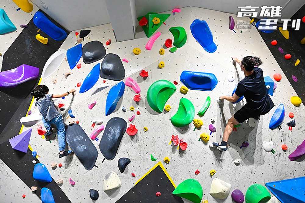 對攀岩初學者而言，室內抱石的攀爬裝備相對簡單，空間也更彈性。(攝影/Carter)