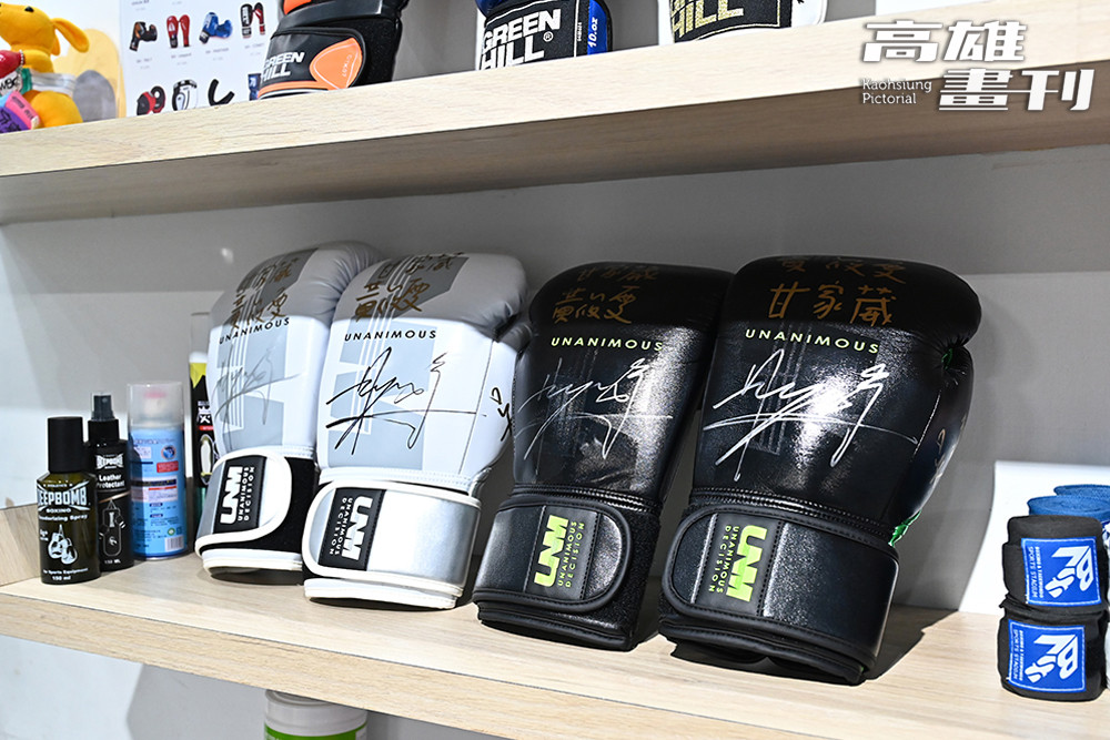 表達支持女性及不同族群參與拳擊運動，店內展示珍藏的女性國手簽名手套。(攝影/Carter)